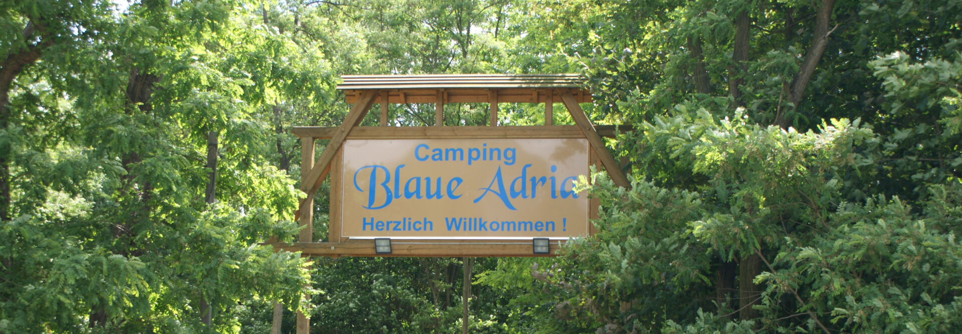 Eingangsschild zum Campingplatz Blaue Adria mit Schranke