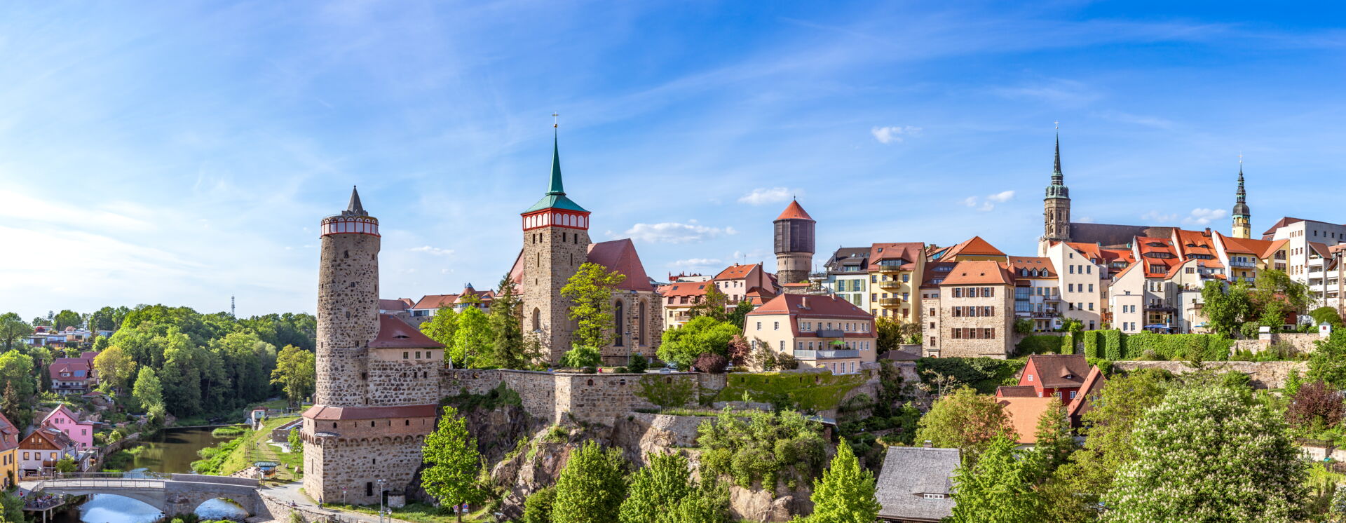Blick von der Friedensbrücke auf die Altstadt von Bautzen mit seinen Türmen an einem sonnigen Tag