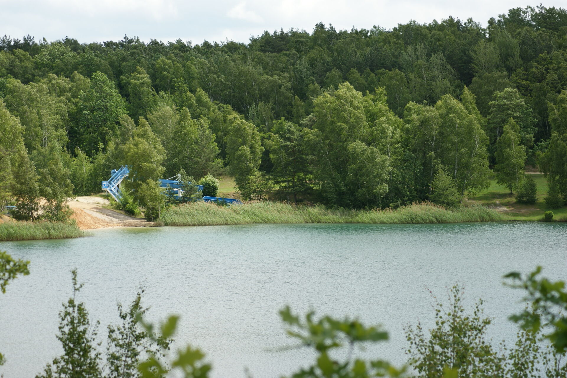 Blick auf die Blaue Adria mit blauer Rutsche und Sandstrand